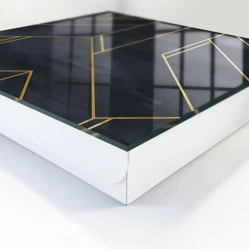 Geometrická nástěnná skříňka na klíče v kontrastním barevném provedení