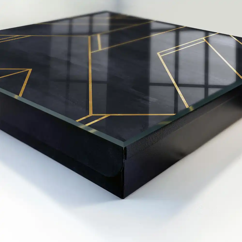 Geometrická nástěnná skříňka na klíče v kontrastním barevném provedení