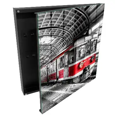 Box na klíče s motivem vlaku na pozadí architektury