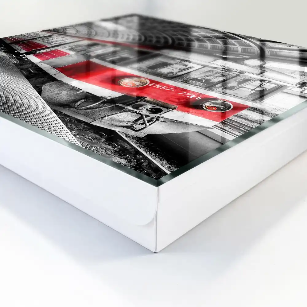 Box na klíče s motivem vlaku na pozadí architektury