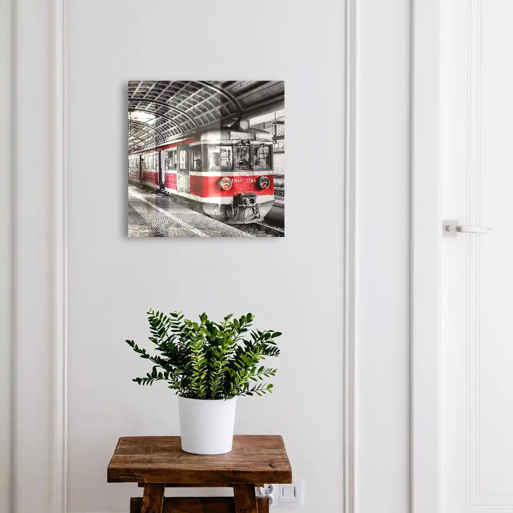 Box na klíče s motivem vlaku na pozadí architektury