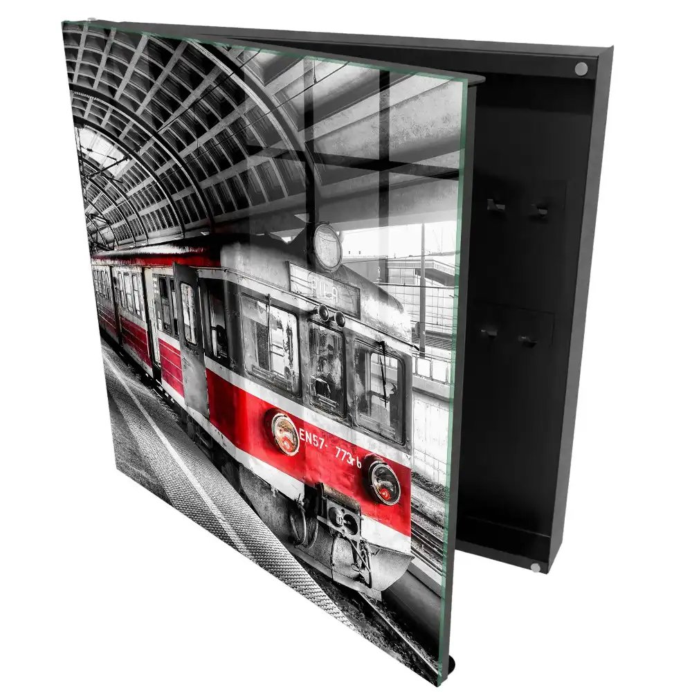 Box na klíče s motivem vlaku na pozadí architektury
