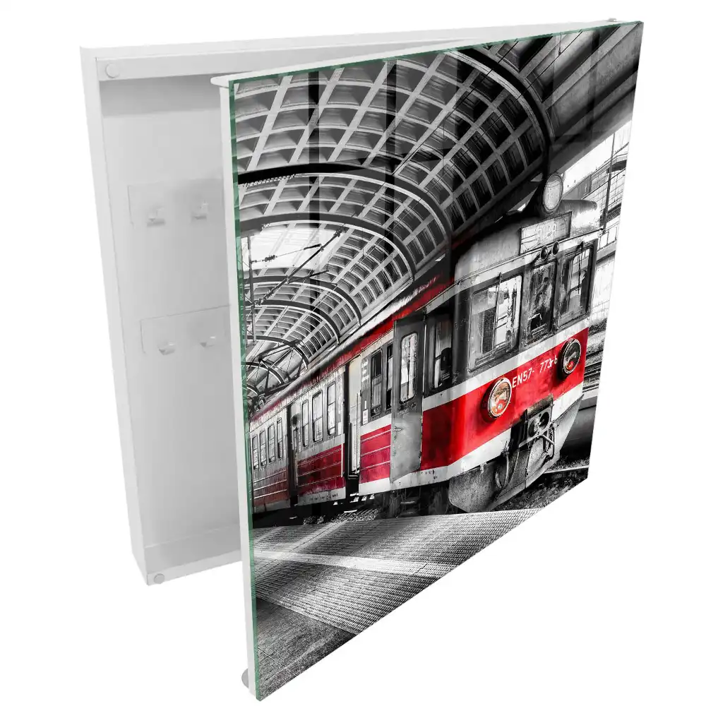 Box na klíče s motivem vlaku na pozadí architektury