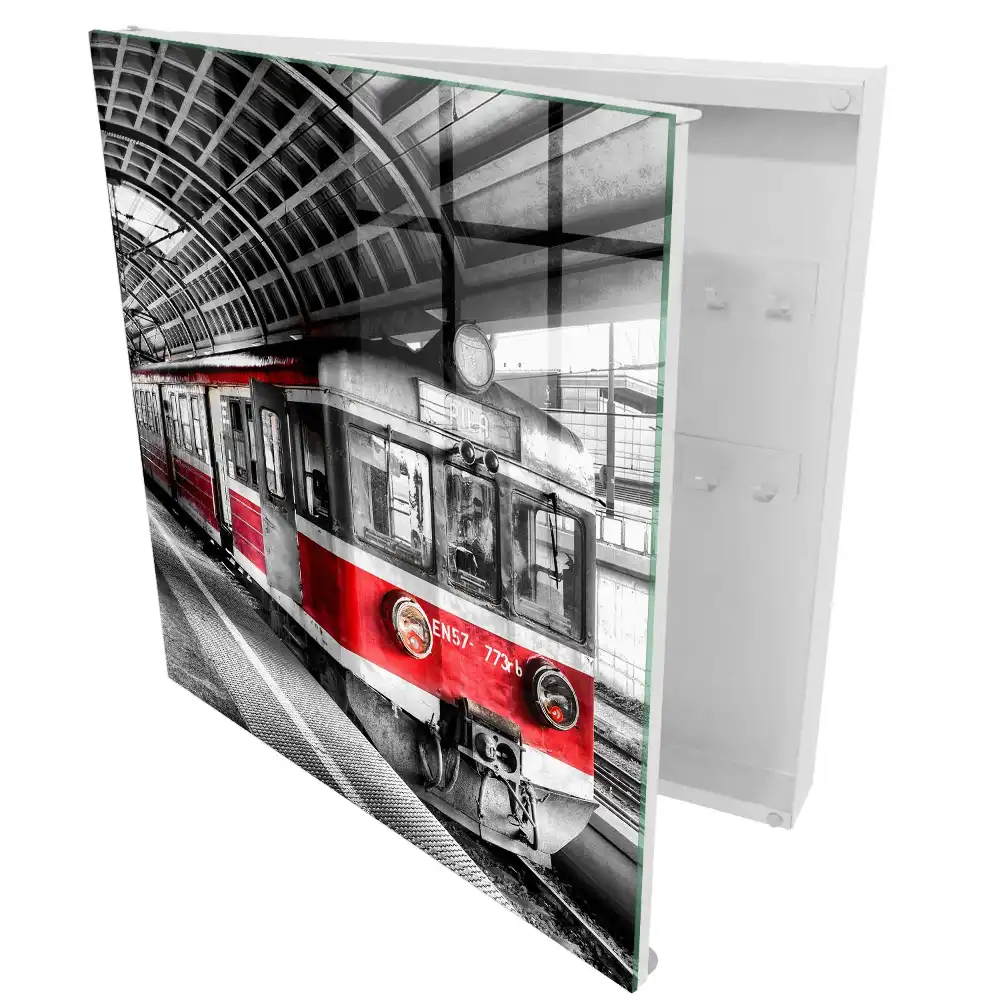 Box na klíče s motivem vlaku na pozadí architektury