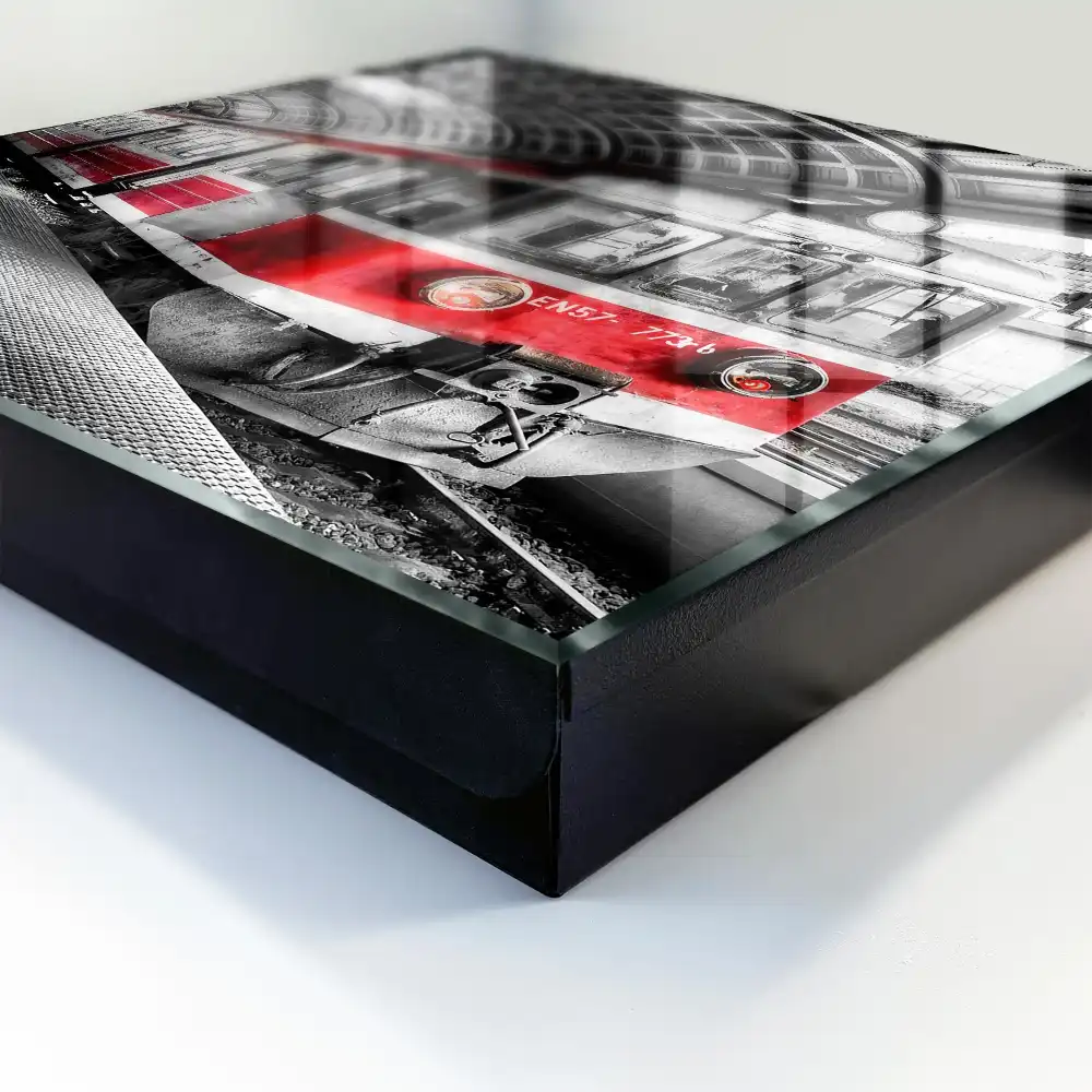 Box na klíče s motivem vlaku na pozadí architektury
