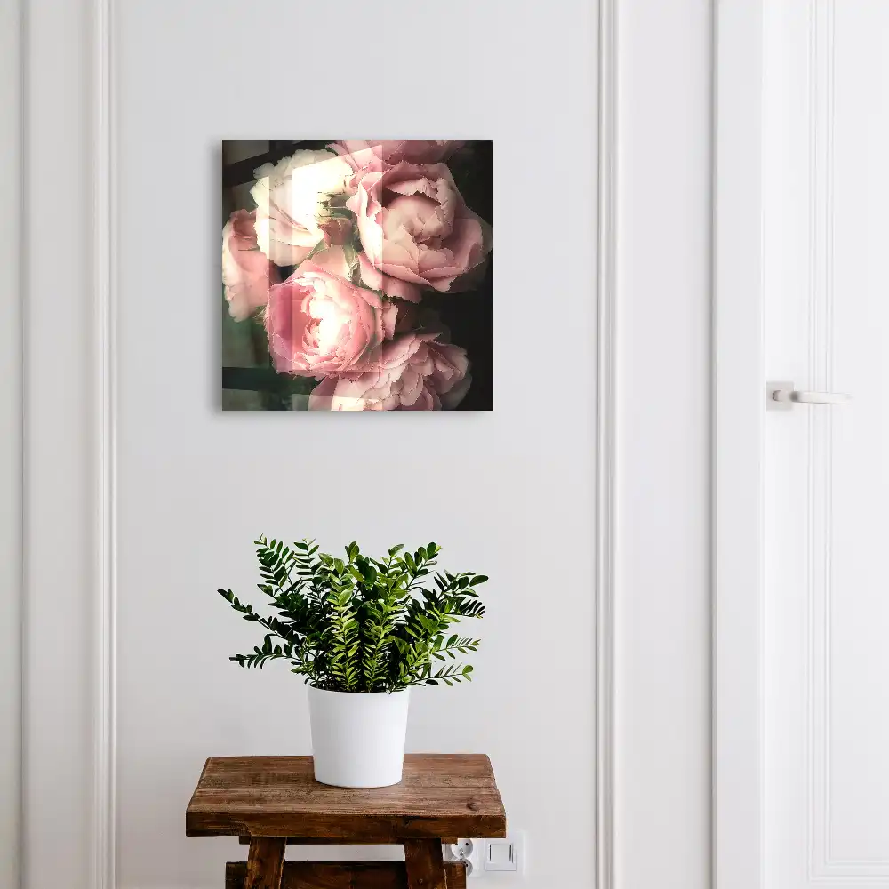 Box na klíče s motivem romantických růží na tmavém pozadí