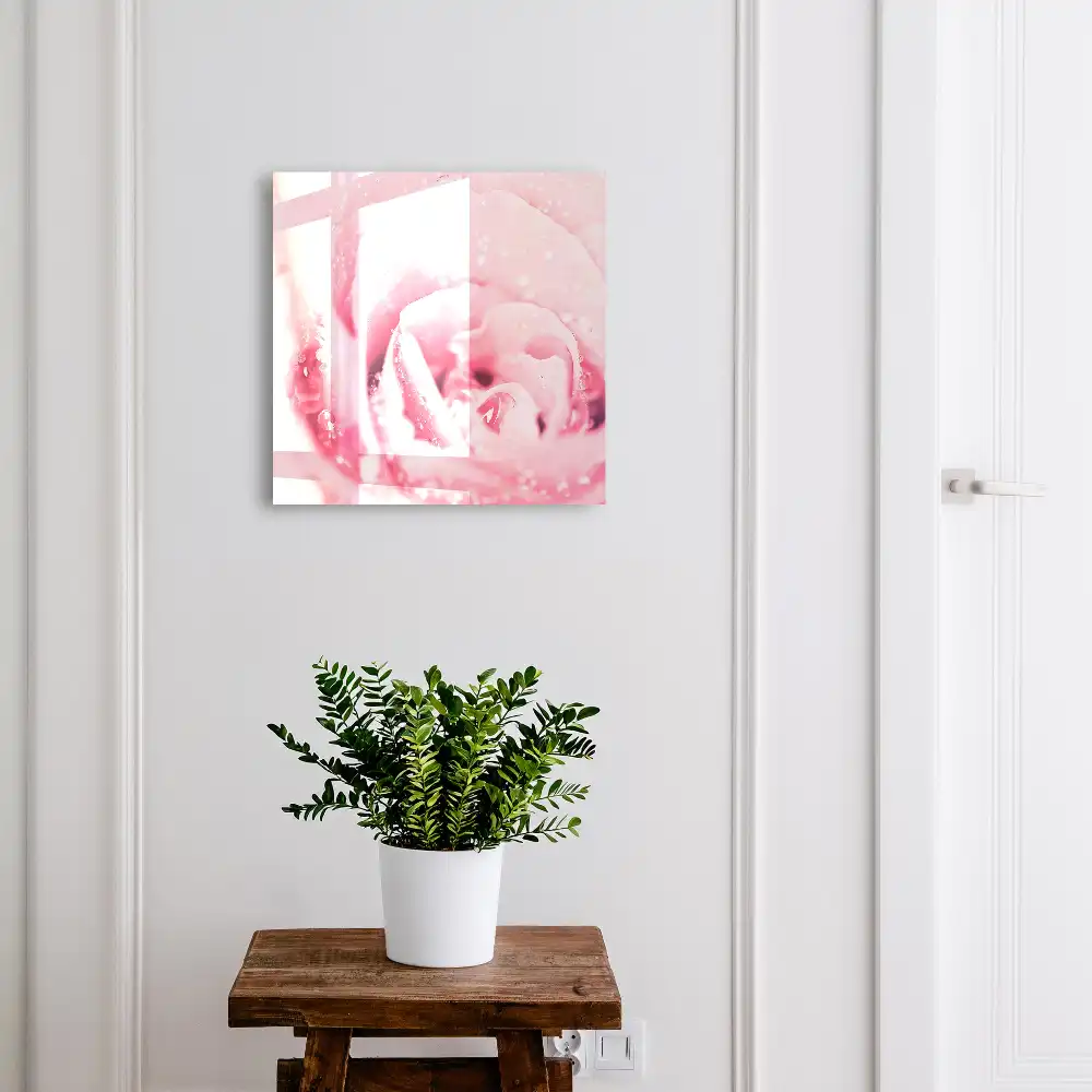 Nástěnná skříňka na klíče s motivem růžových růží s kapkami rosy