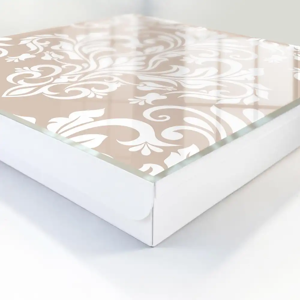 Elegantní box na klíče s béžovým pozadím a bílými symetrickými vzory
