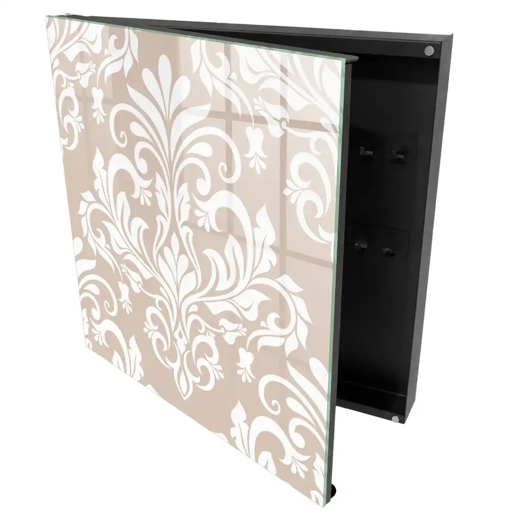 Elegantní box na klíče s béžovým pozadím a bílými symetrickými vzory