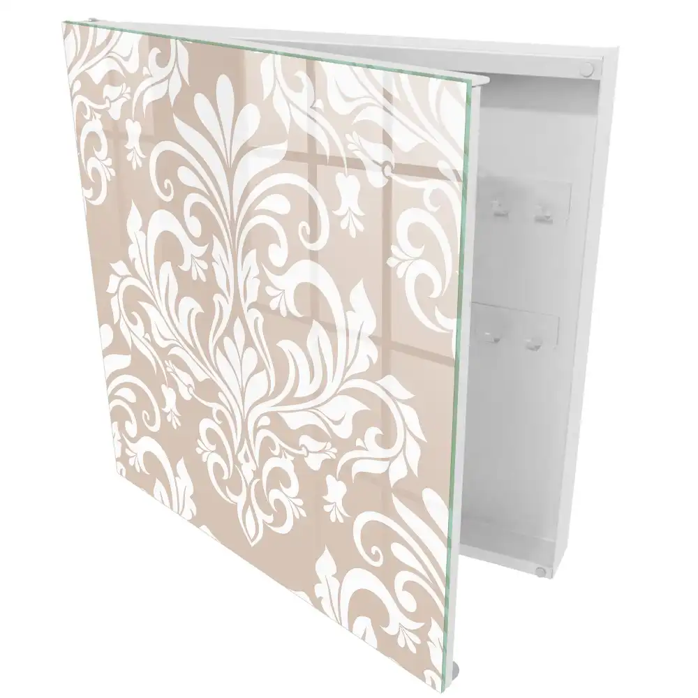 Elegantní box na klíče s béžovým pozadím a bílými symetrickými vzory