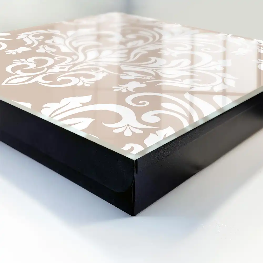 Elegantní box na klíče s béžovým pozadím a bílými symetrickými vzory