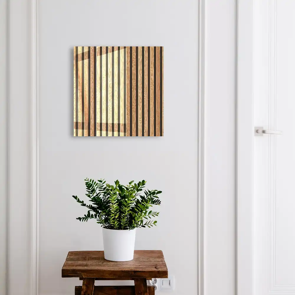 Nástěnná skříňka na klíče s elegantním motivem svislých pruhů