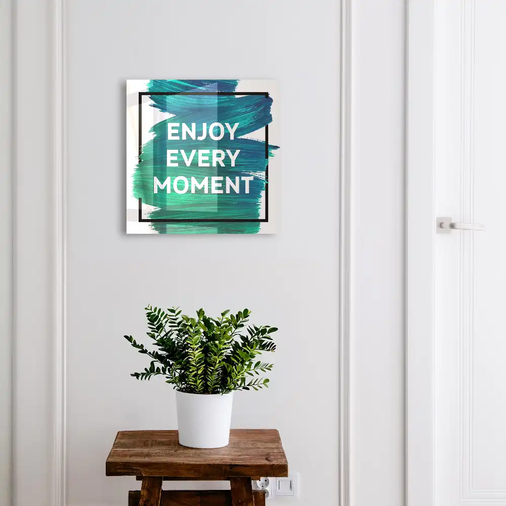 Nástěnná skříňka na klíče s inspirativním textem na modrozeleném pozadí