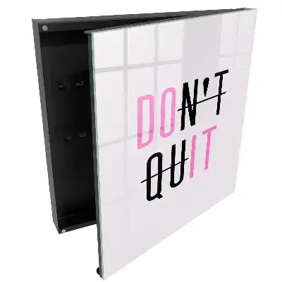 Box na klíče s inspirativním textem a kontrastními barvami