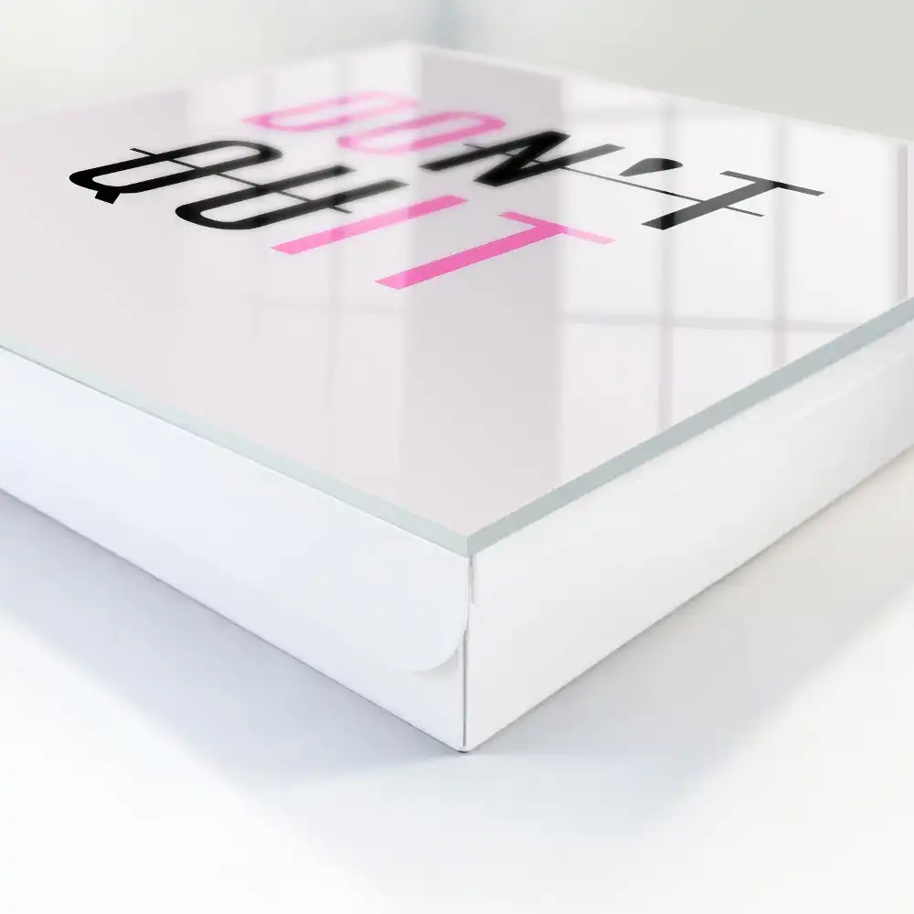 Box na klíče s inspirativním textem a kontrastními barvami