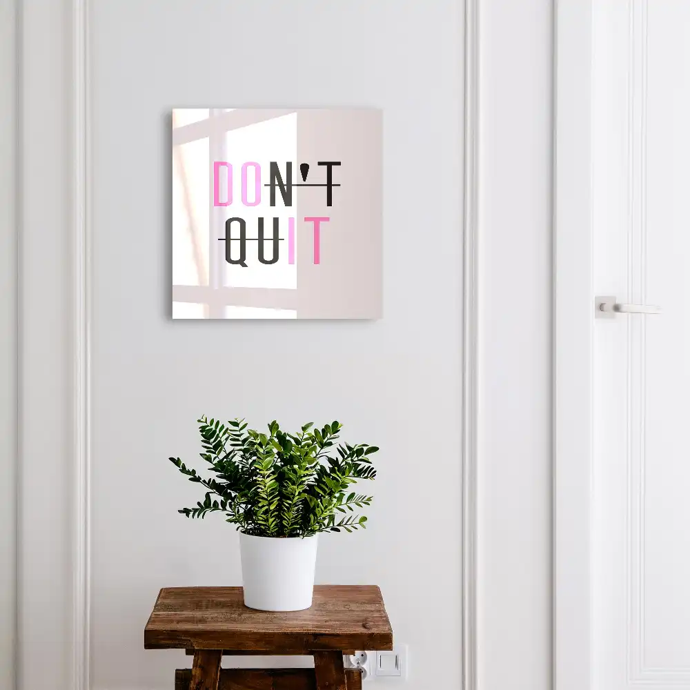 Box na klíče s inspirativním textem a kontrastními barvami