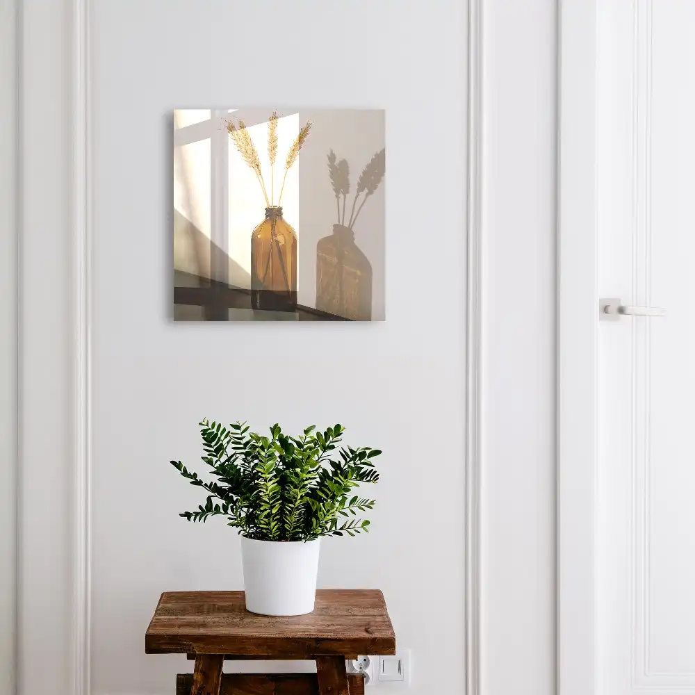 Skleněná nástěnná skříňka na klíče s motivem kukuřičných klasů v minimalistickém stylu