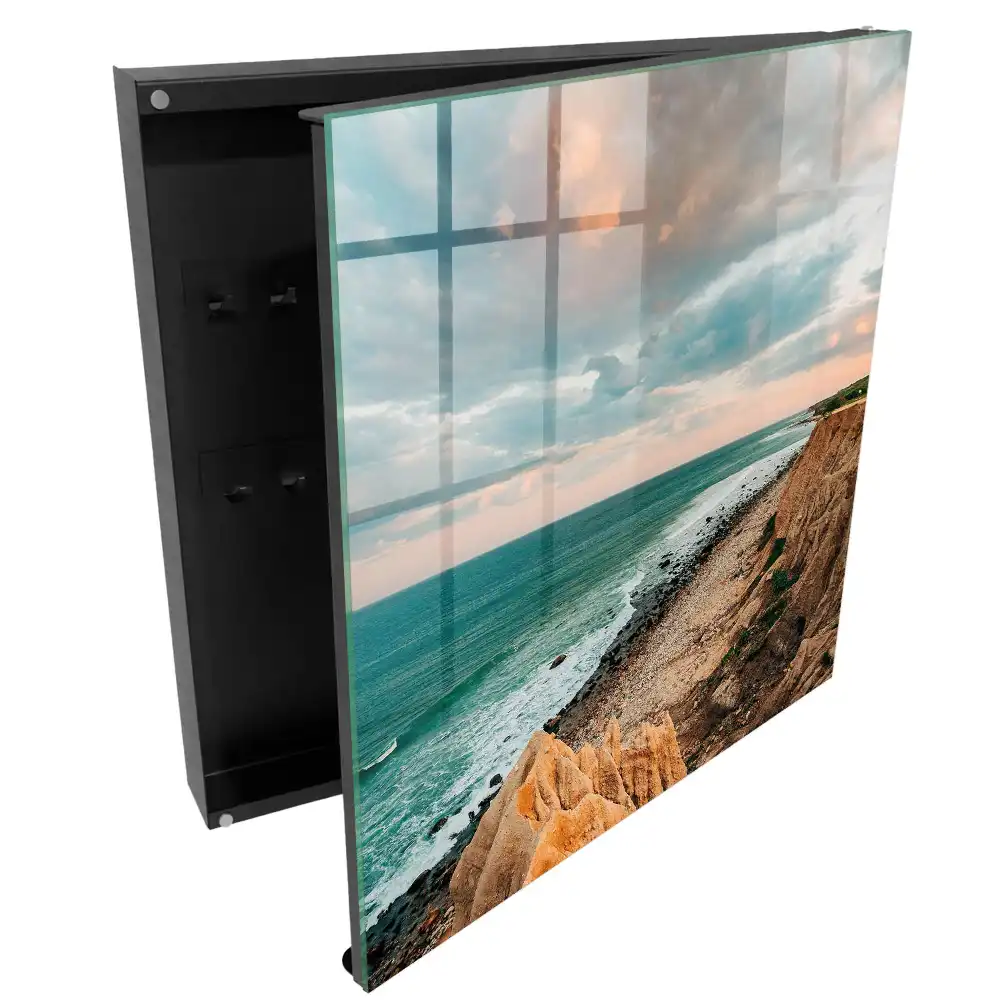 Box na klíče útes nad oceánem při západu slunce