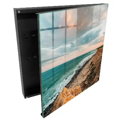 Box na klíče útes nad oceánem při západu slunce