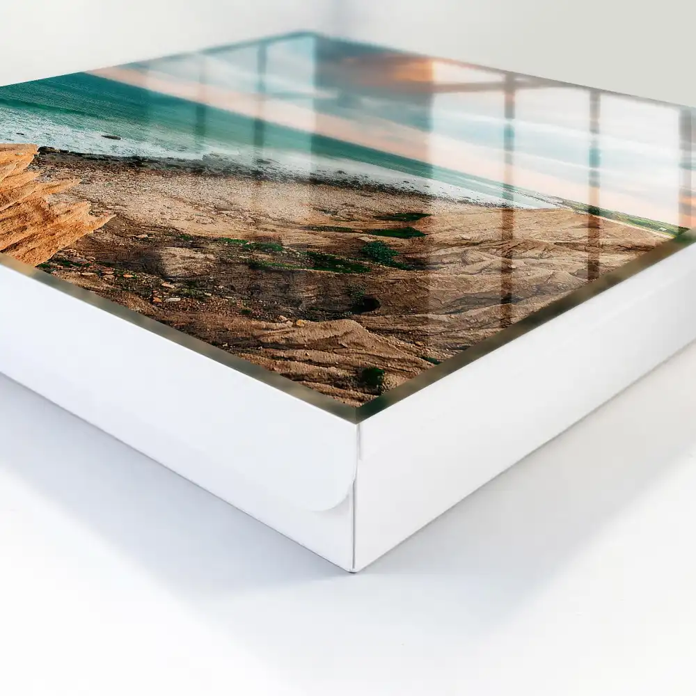 Box na klíče útes nad oceánem při západu slunce