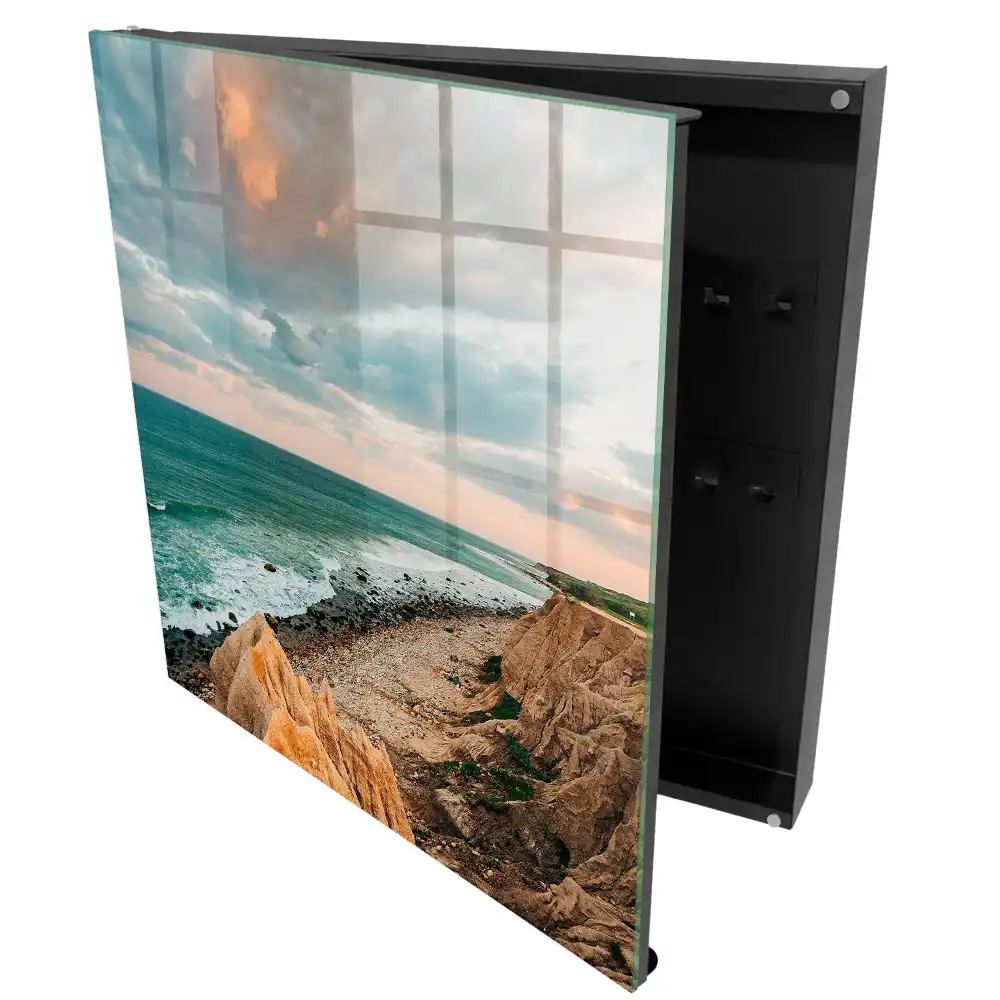 Box na klíče útes nad oceánem při západu slunce
