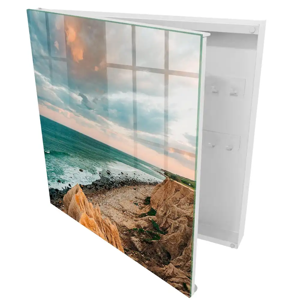 Box na klíče útes nad oceánem při západu slunce