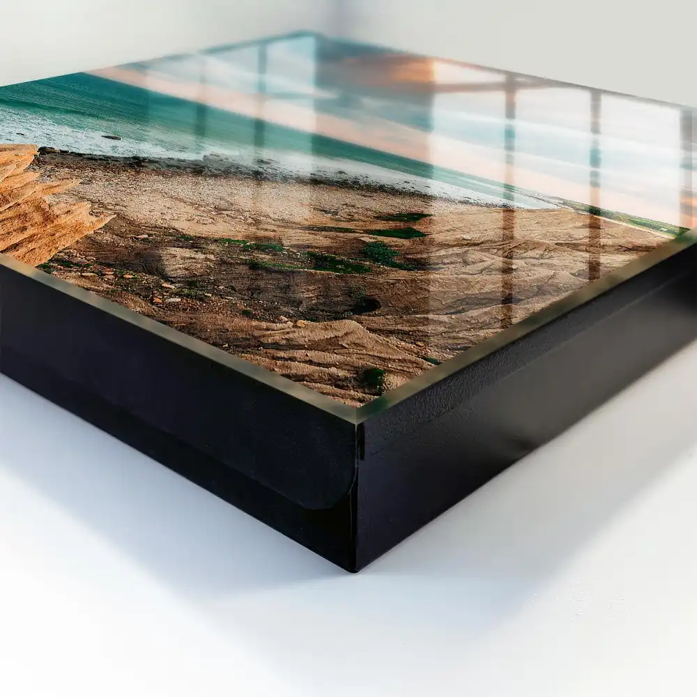 Box na klíče útes nad oceánem při západu slunce