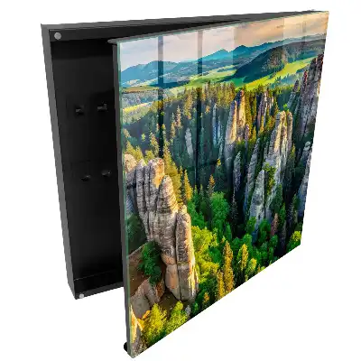 Box na klíče s motivem majestátních skal a zeleného lesa