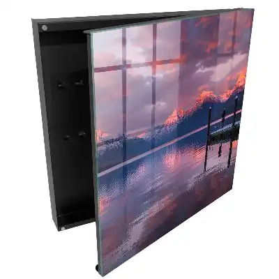 Box na klíče se západem slunce nad horským jezerem