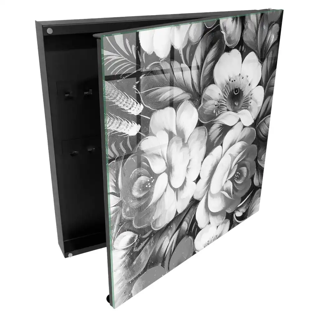 Box na klíče s motivem černobílých květin v elegantní kompozici