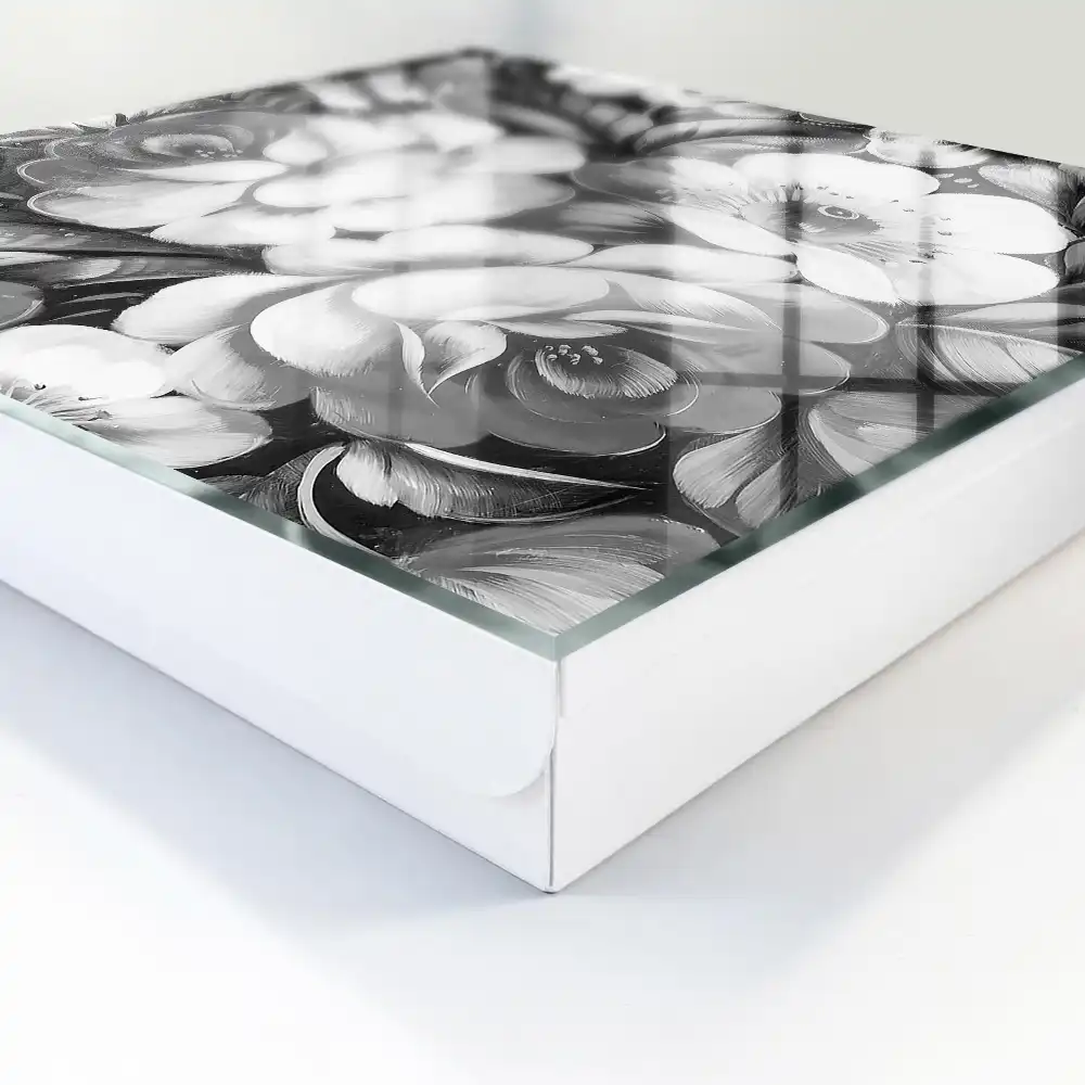 Box na klíče s motivem černobílých květin v elegantní kompozici