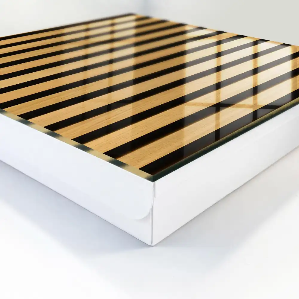 Dřevěná skříňka na klíče s elegantním pruhovaným designem