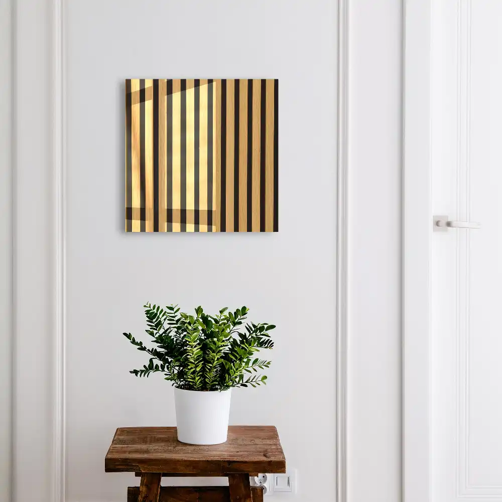Dřevěná skříňka na klíče s elegantním pruhovaným designem