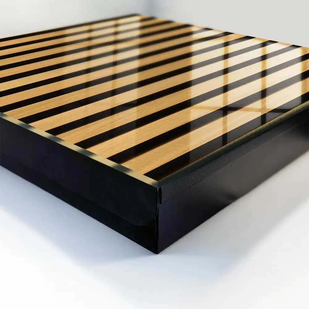 Dřevěná skříňka na klíče s elegantním pruhovaným designem