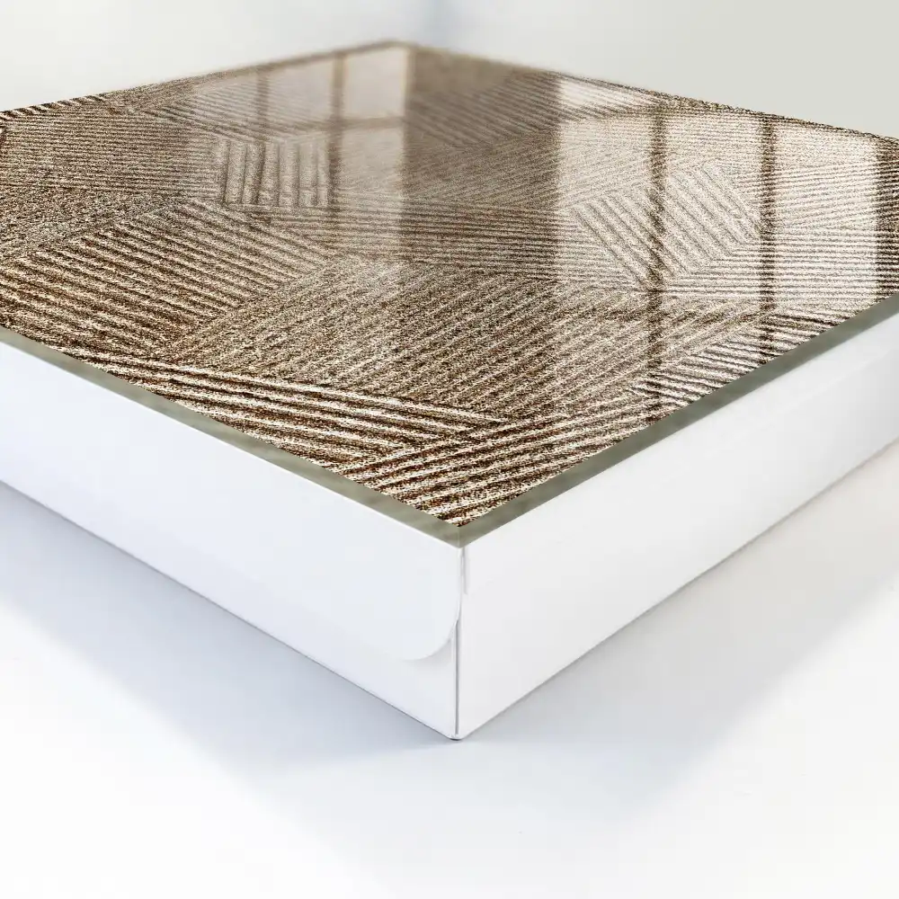 Nástěnná skříňka na klíče s béžovým geometrickým vzorem a diagonálními čarami