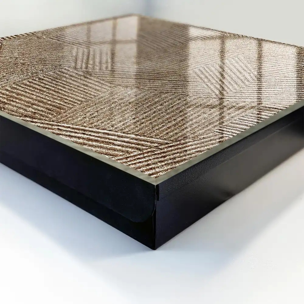 Nástěnná skříňka na klíče s béžovým geometrickým vzorem a diagonálními čarami