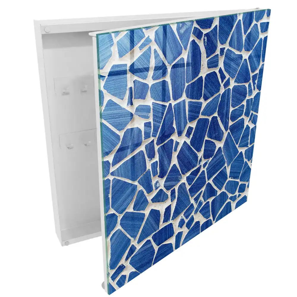 Schránka na klíče s modrým mozaikovým vzorem na světlém pozadí