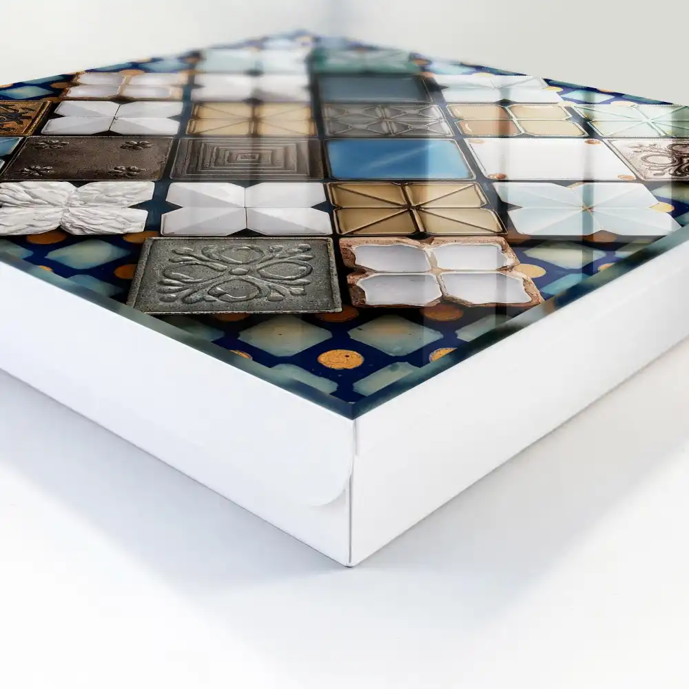 Nástěnný box na klíče s geometrickým vzorem a uměleckou dlaždicovou kompozicí