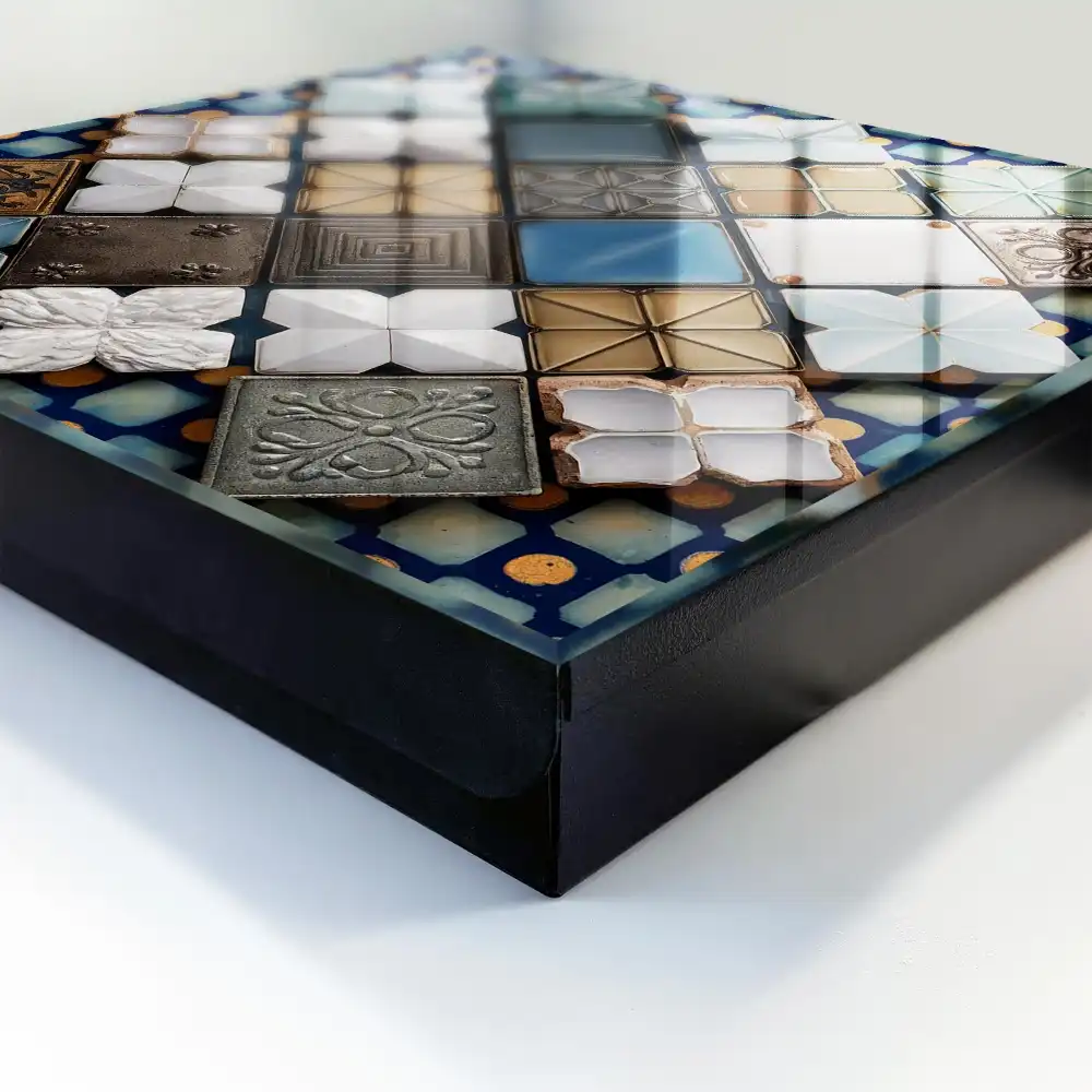 Nástěnný box na klíče s geometrickým vzorem a uměleckou dlaždicovou kompozicí