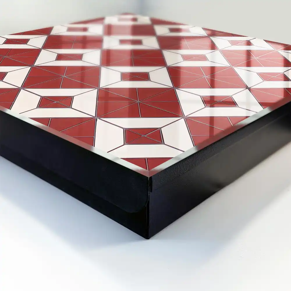 Nástěnná skříňka na klíče s červenobílým geometrickým vzorem a dynamickou kompozicí
