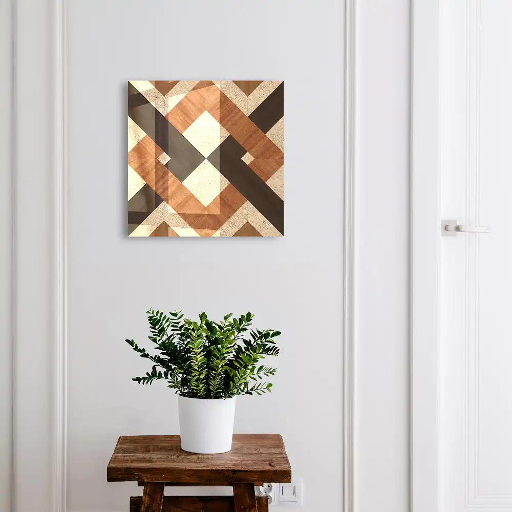 Nástěnná skříňka na klíče s geometrickým vzorem v béžové, hnědé a černé barvě