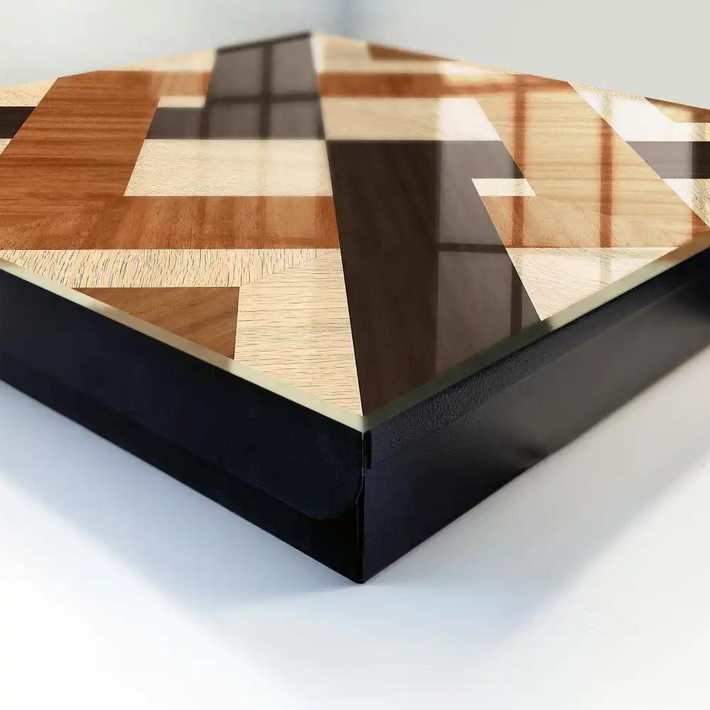 Nástěnná skříňka na klíče s geometrickým vzorem v béžové, hnědé a černé barvě