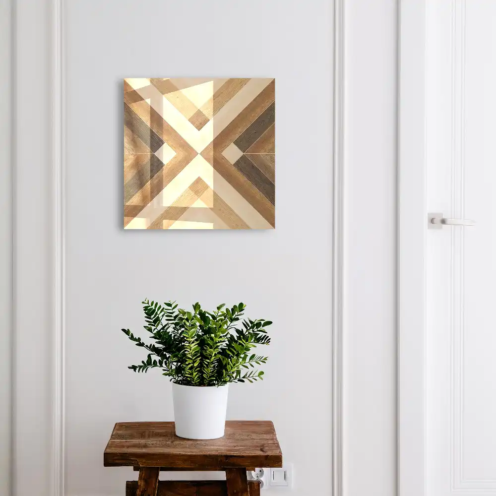 Nástěnná skříňka na klíče s geometrickým vzorem v hnědých a béžových odstínech