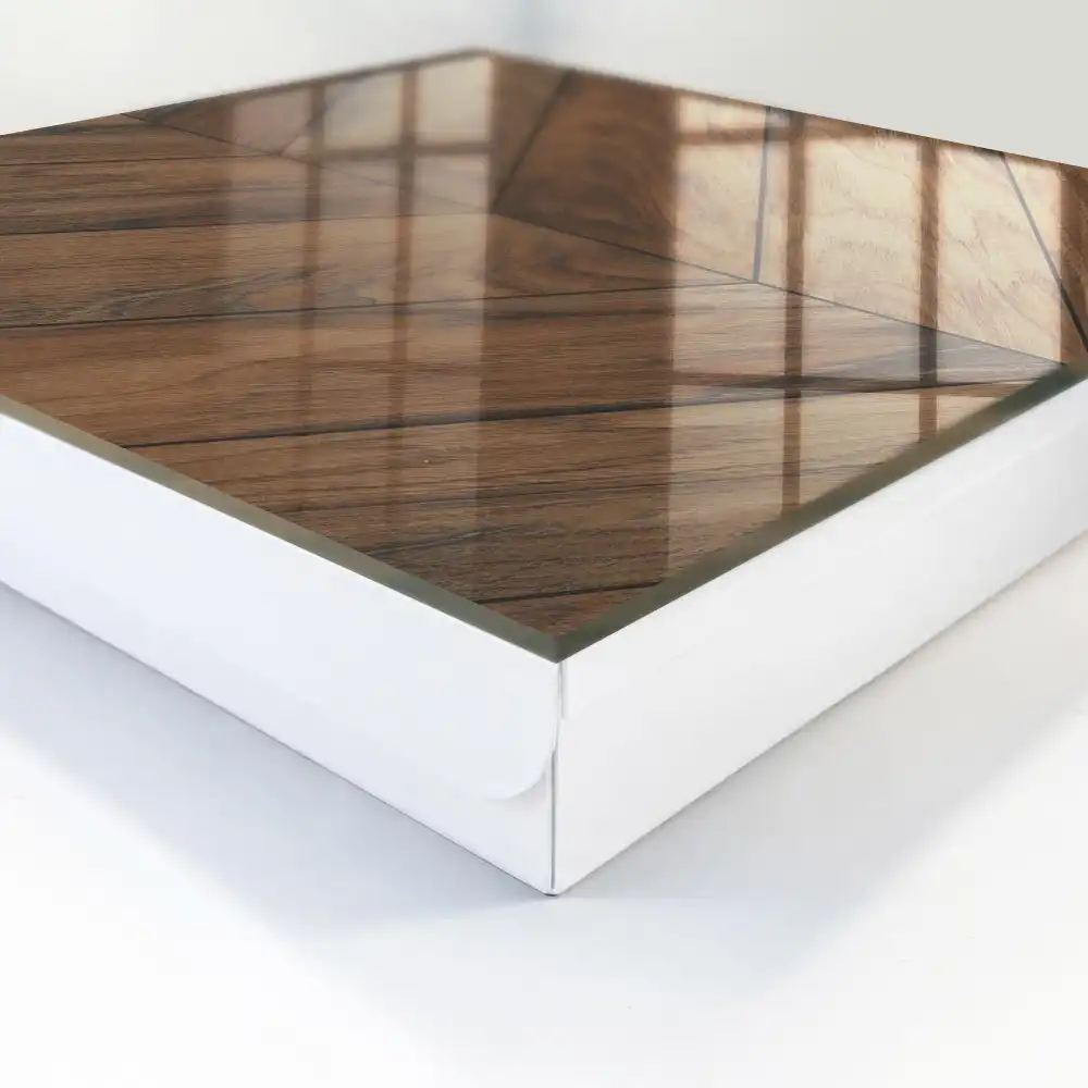 Dřevěná skříňka na klíče v elegantním designu rybí kosti