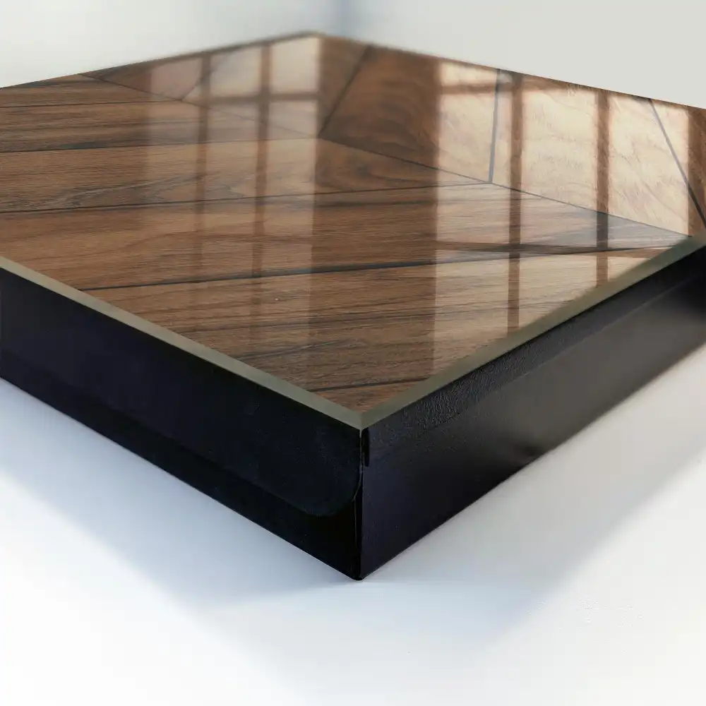Dřevěná skříňka na klíče v elegantním designu rybí kosti