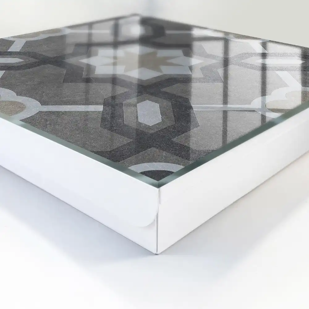 Nástěnná skříňka na klíče s geometrickým vzorem a elegantní symetrií