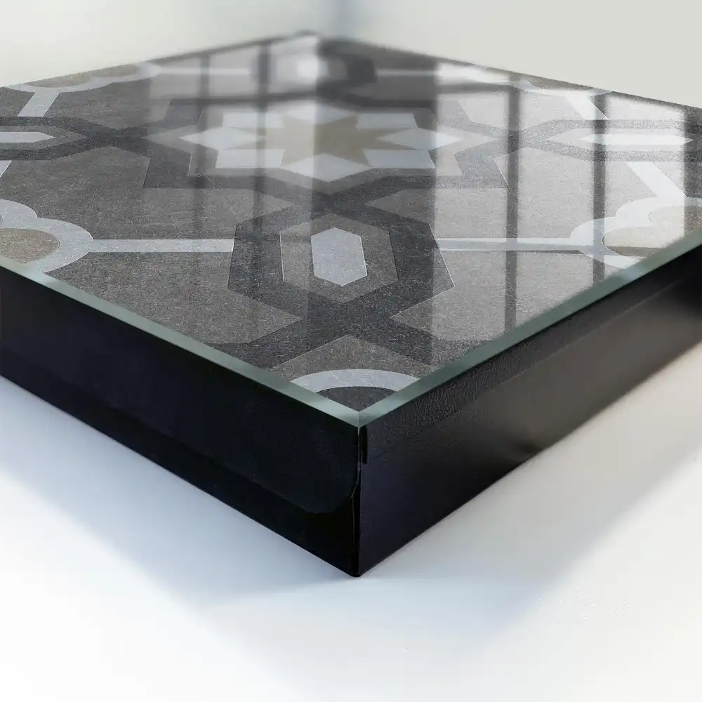 Nástěnná skříňka na klíče s geometrickým vzorem a elegantní symetrií