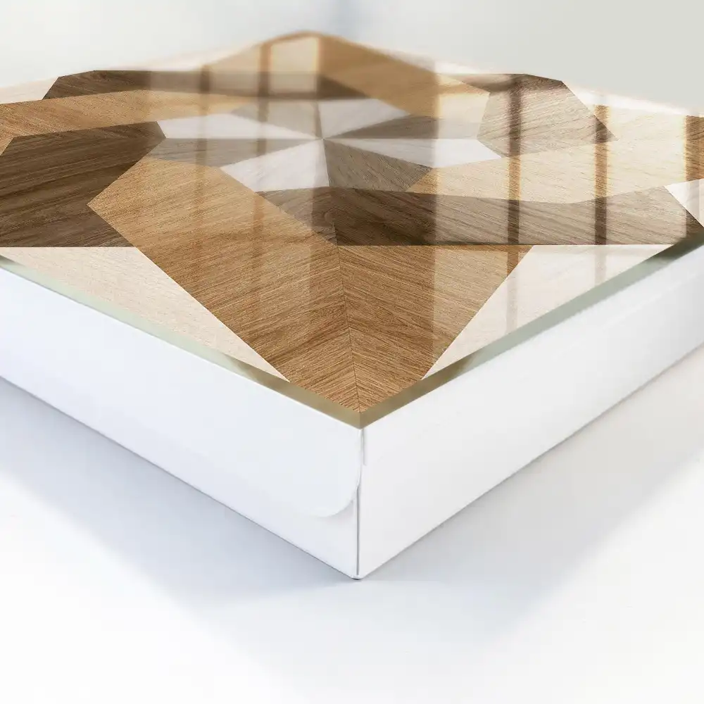 Geometrická dřevěná skříňka na klíče na zeď v teplých tónech