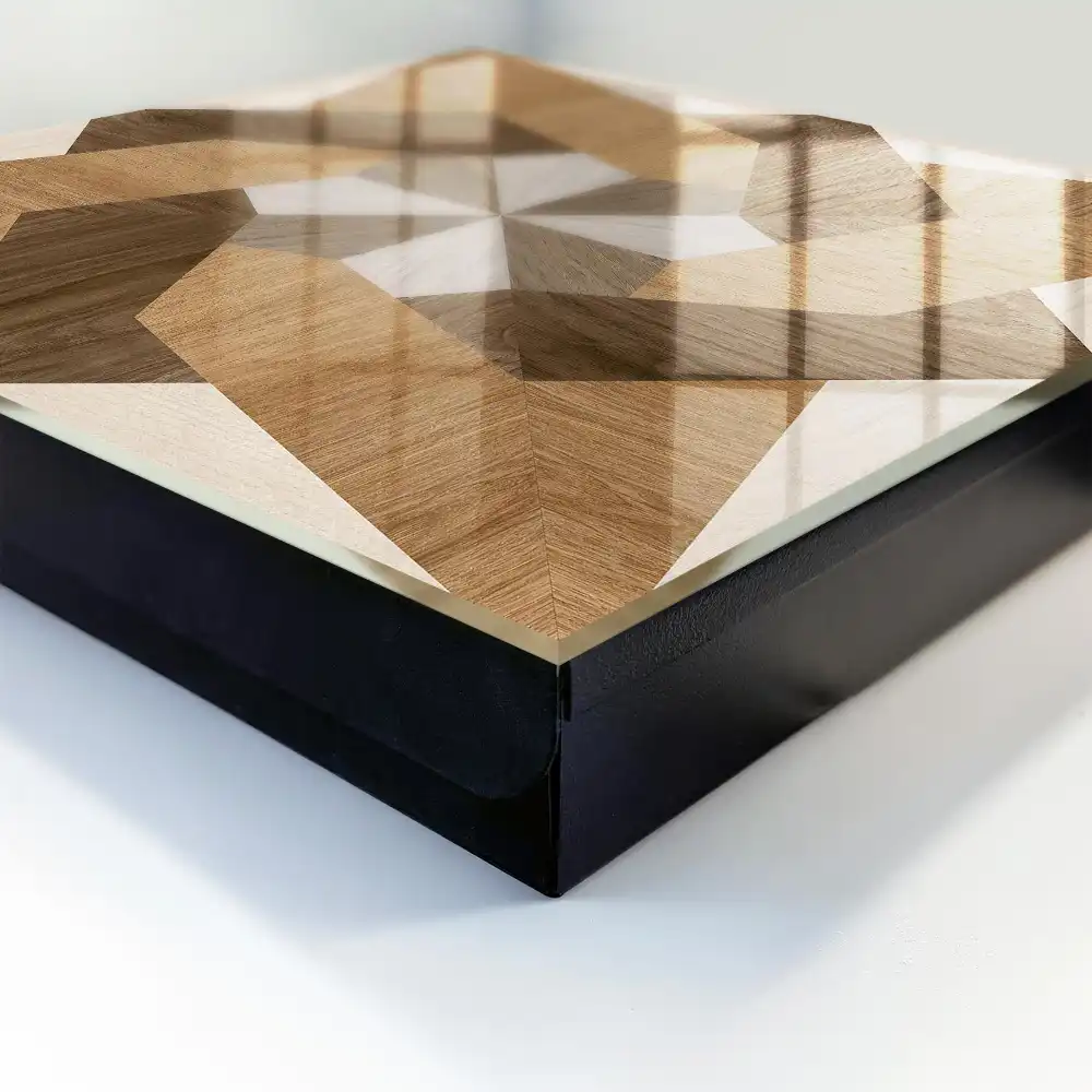 Geometrická dřevěná skříňka na klíče na zeď v teplých tónech