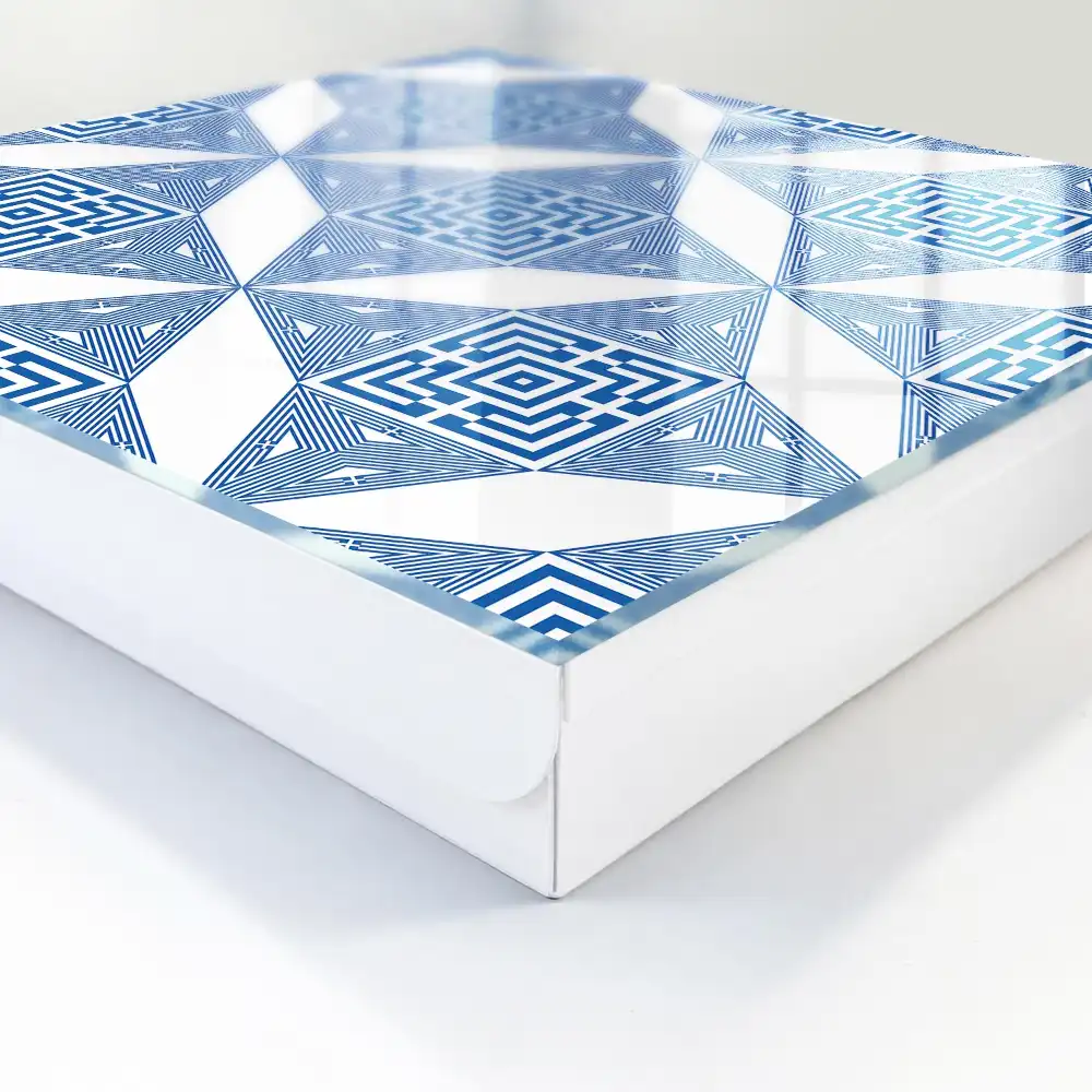 Geometrický box na klíče s modrými čtverečky
